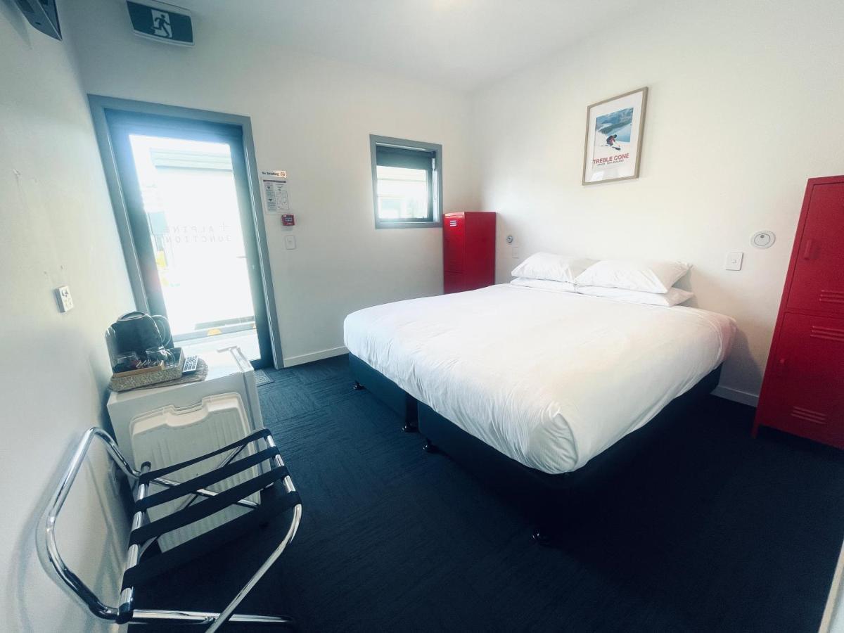 Alpine Junction Townhouse Apartments, Lodge & Hotel Wanaka Bagian luar foto
