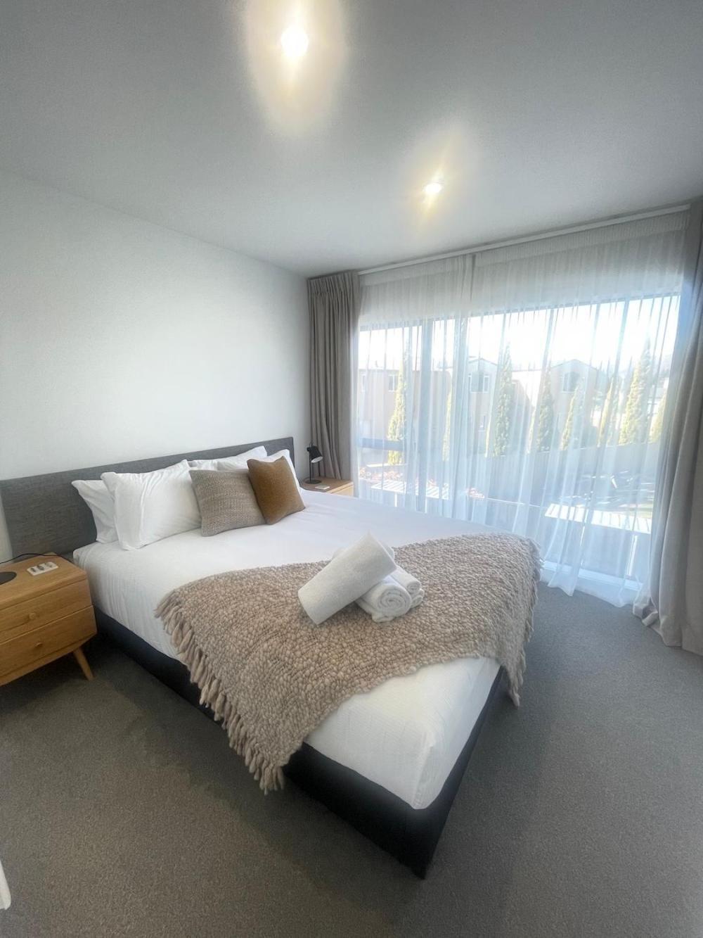 Alpine Junction Townhouse Apartments, Lodge & Hotel Wanaka Bagian luar foto