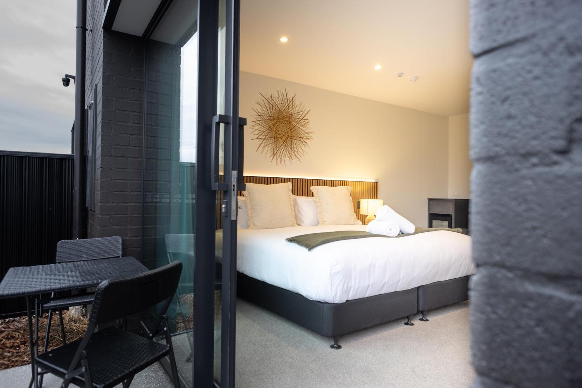 Alpine Junction Townhouse Apartments, Lodge & Hotel Wanaka Bagian luar foto